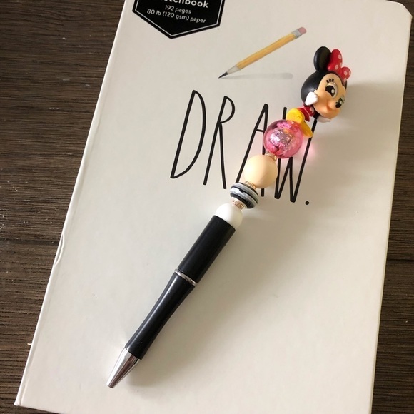 Disney Doorables: Mickey & Friends: Minnie Mouse handmade beaded pen - Picture 2 of 2